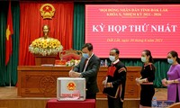 Đồng chí Vương Đình Huệ, Ủy viên Bộ Chính trị, Chủ tịch Quốc hội tặng hoa chúc mừng lãnh đạo HĐND và UBND tỉnh Đắk Lắk nhiệm kỳ mới