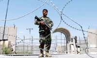 Lính Afghanistan canh gác tại căn cứ không quân Bagram. Ảnh: AP