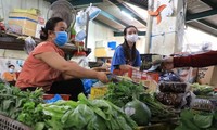 Nhiều chợ đầu mối và chợ truyền thống đóng cửa khiến người dân chật vật mua thực phẩm (ảnh: Chợ Nguyễn Tri Phương (Q.10) hoạt động trở lại chấp hành nghiêm quy tắc 5K) Ảnh: U.P