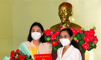 Bà Phạm Thị Thanh Hiền (trái) nhận quyết định công nhận của Ban Thường vụ Thành ủy TPHCM. Ảnh: Thành ủy TPHCM