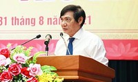 Ông Nguyễn Sơn Hùng (cầm hoa) được bầu giữ chức Phó Chủ tịch UBND tỉnh Đồng Nai (Ảnh VGP) 