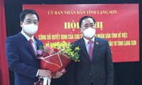 Chủ tịch UBND tỉnh Lạng Sơn Hồ Tiến Thiệu (bìa phải) trao quyết định, tặng hoa chúc mừng ông Vũ Hoàng Quý, tân Giám đốc Sở Kế hoạch và đầu tư (bìa trái). Ảnh: Duy Chiến 