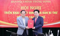 Trưởng Ban Nội chính Trung ương Phan Đình Trạc trao quyết định và chúc mừng ông Nguyễn Văn Yên. Ảnh: VOV 
