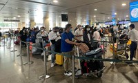 29 Tết, sân bay Tân Sơn Nhất vẫn nườm nượp người về quê ăn Tết 