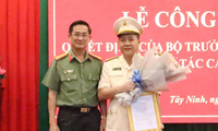 Tân phó Giám đốc Công an tỉnh Tây Ninh, thượng tá Nguyễn Quốc Toàn (phải sang).