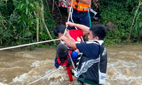 Giải cứu nhóm du khách mắc kẹt do nước suối dâng cao tại Đà Nẵng