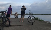 Người dân Hà Nội hiện khó tiếp cận sông Hồng Ảnh: Trường Phong 