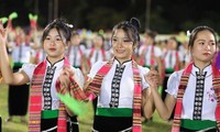 Gần 3.000 người biểu diễn đón bằng di sản thế giới xòe Thái