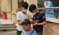 Chiến sĩ công an cắt tóc cho bệnh nhân nghèo 