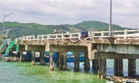 Cầu Thạnh Ðức đã xuống cấp hư hỏng nghiêm trọng. Ảnh: Nguyễn Ngọc 
