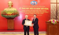 Trao Huy hiệu 55 năm tuổi Đảng tặng Tổng Bí thư Nguyễn Phú Trọng
