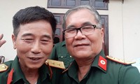 Cựu chiến binh, nhà văn Nguyễn Thái Long (phải) cùng đồng đội 