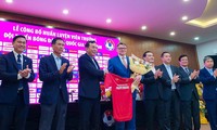 CLIP: Ông Philippe Troussier đặt bút ký hợp đồng làm HLV đội tuyển Việt Nam