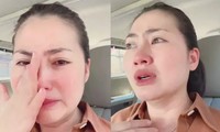 Diễn viên Ngọc Lan livestream khóc chia sẻ lỗi sai khi mua bảo hiểm nhân thọ. Ảnh Hà Trang 