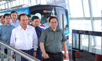 Hình ảnh Thủ tướng tham dự buổi chạy thử nghiệm đoàn tàu metro số 1 TPHCM 