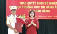 Lãnh đạo Cục thi hành án Cao Bằng trao quyết định cho ông Chu Thanh Hà. 