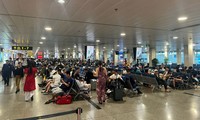 Mùng 2 Tết, sân bay Tân Sơn Nhất đông nghịt, hành khách nói &apos;kỳ nghỉ Tết trôi nhanh&apos;