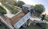 Cầu 40 năm tuổi ở Bình Định đổ sập khi xe lôi chở cát đi qua