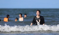 Nắng nóng, du khách đổ về biển Hà Tĩnh &apos;giải nhiệt&apos; 