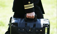  Một binh sĩ Mỹ xách chiếc vali hạt nhân lên chuyên cơ Air Force One của tổng thống ngày 7/4/2010. (Ảnh: Business Insider)