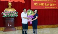 Ông Nguyễn Thanh Bình, Phó Trưởng ban Thường trực Ban Tổ chức Trung ương, tặng hoa chúc mừng bà Phạm Thị Thanh Trà (Ảnh: TTXVN)