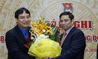 Đồng chí Phạm Minh Chính, Ủy viên Bộ Chính trị, Bí thư Trung ương Đảng, Trưởng Ban Tổ chức Trung ương tặng hoa đồng chí Nguyễn Đắc Vinh. 
