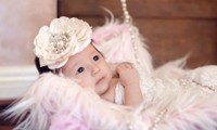 Nhân ngày cô công chúa út tròn sáu tháng tuổi, hoa hậu Hà Kiều Anh hào hứng khoe bộ ảnh mới cực xinh của con gái. 