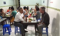 Obama ăn bún chả tại Hà Nội với Anthony Bourdain.