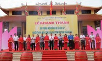 Đại diện lãnh đạo tỉnh Thanh Hóa, lão thành cách mạng cùng đại diện lãnh đạo tỉnh Đoàn tham gia lễ khánh thành. Ảnh: Hoàng Lam