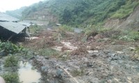 Nhiều m3 đất đá sạt lở tràn xuống quốc lộ 15C gây tê liệt giao thông. Ảnh: Lam Sơn.