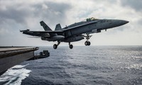 Chiến đấu cơ F/A-18E của Mỹ xuất kích từ tàu sân bay USS Dwight D. Eisenhower (CVN 69) trên Địa Trung Hải ngày 28/6. Ảnh: Reuters.