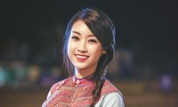 Hoa hậu Đỗ Mỹ Linh mặc váy thổ cẩm, chinh phục Fansipan