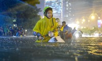 Thêm hình ảnh người Sài Gòn vật lộn trong mưa lụt lịch sử