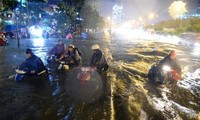 Nước đổ như thác lũ cuốn trôi nhiều xe máy trên đường Sài Gòn