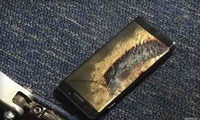 Chiếc Galaxy Note 7 được cho là an toàn tiếp tục bốc khói và cháy trên máy bay.
