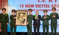 Ban Tổng giám đốc Viettel nhận quà lưu niệm của Thủ tướng trao tặng.