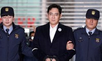 Cảnh sát áp giải phó Chủ tịch Samsung Lee Jae Yong đến văn phòng tư vấn ở Seoul ngày 17/2.