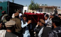 Thân nhân mang quan tài của một trong những nạn nhân thiệt mạng trong vụ tấn công vào căn cứ quân sự ở Mazar-i-Sharif. Ảnh: Reuters