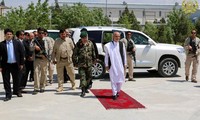 Tổng thống Afghanistan Ashraf Ghani thăm căn cứ quân sự Mazar-i-Sharif sau vụ tấn công của Taliban. Ảnh: AP