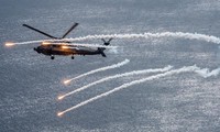 Chiếc trực thăng MH-60R Sea Hawk của Hải quân Mỹ trong buổi tập trận giữa hạm đội tàu sân bay USS Carl Vinson và hai tàu trục khu của Nhật Bản gần Philippines hôm 24/4. Ảnh: Reuters