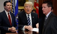 Cựu Giám đốc FBI James Comey (trái), Tổng thống Mỹ Donald Trump (giữa) và cựu Cố vấn An ninh Quốc gia Michael Flynn.