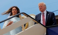 Tổng thống Hoa Kỳ Donald Trump và Đệ nhất Phu nhân Melania Trump lên máy bay Air Force One rời khỏi sân bay quốc tế King Khalid tại Riyadh, Ả Rập Saudi, vào ngày 22/5. Ảnh: Reuters