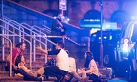 Các nạn nhân bị mắc kẹt tại Manchester sau vụ nổ kinh hoàng.