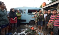 Hiện trường đổ nát sau vụ tấn công bom kép ở gần trạm xe buýt nhanh tại Jakarta.