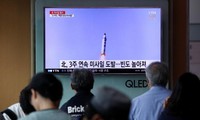 Người Hàn Quốc xem bản tin về vụ phóng tên lửa ở Triều Tiên tại một ga tàu ở Seoul. Ảnh: Reuters