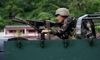 Một binh sĩ Philippines trên xe chiến đấu bọc thép ở thành phố Marawi ngày 28/5. Ảnh: Reuters