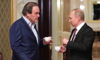Tổng thống Nga Vladimir (phải) trò chuyện với đạo diễn Mỹ Oliver Stone. Ảnh: Showtime