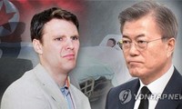 Otto Warmbier (trái) và Tổng thống Hàn Quốc Moon Jae-in (phải).