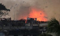 Lửa bốc lên sau khi máy bay ném bom OV-10 không kích xuống thành phố Marawi. Ảnh: Reuters