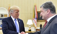 Tổng thống Mỹ Donald Trump bắt tay người đồng cấp Ukraine Petro Poroshenko tại Nhà Trắng. Ảnh: TASS